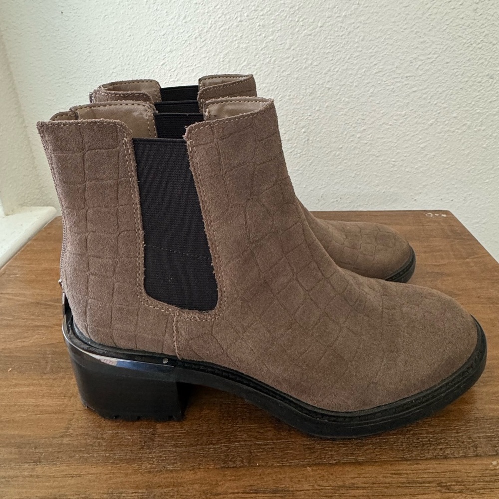 Vince Camuto Women’s Kelivena Heeled Chelsea Boots Sable Suede Croco, 8M/38.5